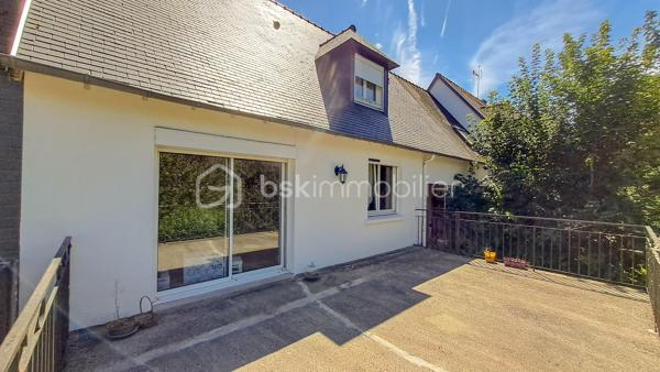 À Quimperlé, dans un secteur pavillonnaire calme et à deux pas de toutes les commodités, cette maison des années 70 n'attend plus que votre projet pour révéler tout son potentiel. Une belle opportunité pour qui souhaite créer un intérieur à son image.

Au rez-de-chaussée, l'entrée dessert un couloir menant à une salle d'eau, une cuisine indépendante et un salon/séjour lumineux qui ouvre sur une grande terrasse exposée Nord grâce à sa baie vitrée. Un WC indépendant et un accès direct au garage complètent ce niveau, le garage disposant lui-même d'une porte de service vers le jardin.
À l'étage, le couloir distribue 3 chambres, dont une avec penderie possible sous pente, ainsi qu'un grenier également sous pente, idéal pour le rangement.
A l'extérieur, on trouve une cave, accessible depuis le jardin sous la terrasse, qui offre un espace de stockage supplémentaire.

Les + de cette maison : calme, proximité des commodités, beau potentiel de rénovation, terrasse
Pour les travaux : accompagnement possible pour l'estimation et la coordination des travaux de rénovation

Vous avez le coup de cœur pour l'emplacement et l'envie de vous lancer dans un projet de rénovation ? Contactez dès maintenant Christophe Noger pour une visite !