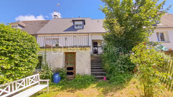À Quimperlé, dans un secteur pavillonnaire calme et à deux pas de toutes les commodités, cette maison des années 70 n'attend plus que votre projet pour révéler tout son potentiel. Une belle opportunité pour qui souhaite créer un intérieur à son image.

Au rez-de-chaussée, l'entrée dessert un couloir menant à une salle d'eau, une cuisine indépendante et un salon/séjour lumineux qui ouvre sur une grande terrasse exposée Nord grâce à sa baie vitrée. Un WC indépendant et un accès direct au garage complètent ce niveau, le garage disposant lui-même d'une porte de service vers le jardin.
À l'étage, le couloir distribue 3 chambres, dont une avec penderie possible sous pente, ainsi qu'un grenier également sous pente, idéal pour le rangement.
A l'extérieur, on trouve une cave, accessible depuis le jardin sous la terrasse, qui offre un espace de stockage supplémentaire.

Les + de cette maison : calme, proximité des commodités, beau potentiel de rénovation, terrasse
Pour les travaux : accompagnement possible pour l'estimation et la coordination des travaux de rénovation

Vous avez le coup de cœur pour l'emplacement et l'envie de vous lancer dans un projet de rénovation ? Contactez dès maintenant Christophe Noger pour une visite !