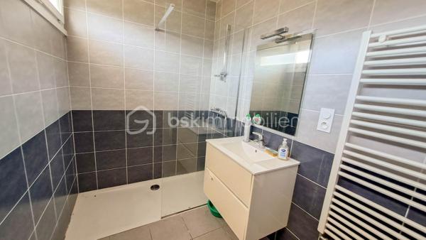 À Quimperlé, dans un secteur pavillonnaire calme et à deux pas de toutes les commodités, cette maison des années 70 n'attend plus que votre projet pour révéler tout son potentiel. Une belle opportunité pour qui souhaite créer un intérieur à son image.

Au rez-de-chaussée, l'entrée dessert un couloir menant à une salle d'eau, une cuisine indépendante et un salon/séjour lumineux qui ouvre sur une grande terrasse exposée Nord grâce à sa baie vitrée. Un WC indépendant et un accès direct au garage complètent ce niveau, le garage disposant lui-même d'une porte de service vers le jardin.
À l'étage, le couloir distribue 3 chambres, dont une avec penderie possible sous pente, ainsi qu'un grenier également sous pente, idéal pour le rangement.
A l'extérieur, on trouve une cave, accessible depuis le jardin sous la terrasse, qui offre un espace de stockage supplémentaire.

Les + de cette maison : calme, proximité des commodités, beau potentiel de rénovation, terrasse
Pour les travaux : accompagnement possible pour l'estimation et la coordination des travaux de rénovation

Vous avez le coup de cœur pour l'emplacement et l'envie de vous lancer dans un projet de rénovation ? Contactez dès maintenant Christophe Noger pour une visite !