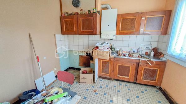 À Quimperlé, dans un secteur pavillonnaire calme et à deux pas de toutes les commodités, cette maison des années 70 n'attend plus que votre projet pour révéler tout son potentiel. Une belle opportunité pour qui souhaite créer un intérieur à son image.

Au rez-de-chaussée, l'entrée dessert un couloir menant à une salle d'eau, une cuisine indépendante et un salon/séjour lumineux qui ouvre sur une grande terrasse exposée Nord grâce à sa baie vitrée. Un WC indépendant et un accès direct au garage complètent ce niveau, le garage disposant lui-même d'une porte de service vers le jardin.
À l'étage, le couloir distribue 3 chambres, dont une avec penderie possible sous pente, ainsi qu'un grenier également sous pente, idéal pour le rangement.
A l'extérieur, on trouve une cave, accessible depuis le jardin sous la terrasse, qui offre un espace de stockage supplémentaire.

Les + de cette maison : calme, proximité des commodités, beau potentiel de rénovation, terrasse
Pour les travaux : accompagnement possible pour l'estimation et la coordination des travaux de rénovation

Vous avez le coup de cœur pour l'emplacement et l'envie de vous lancer dans un projet de rénovation ? Contactez dès maintenant Christophe Noger pour une visite !