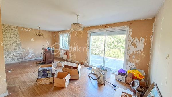 À Quimperlé, dans un secteur pavillonnaire calme et à deux pas de toutes les commodités, cette maison des années 70 n'attend plus que votre projet pour révéler tout son potentiel. Une belle opportunité pour qui souhaite créer un intérieur à son image.

Au rez-de-chaussée, l'entrée dessert un couloir menant à une salle d'eau, une cuisine indépendante et un salon/séjour lumineux qui ouvre sur une grande terrasse exposée Nord grâce à sa baie vitrée. Un WC indépendant et un accès direct au garage complètent ce niveau, le garage disposant lui-même d'une porte de service vers le jardin.
À l'étage, le couloir distribue 3 chambres, dont une avec penderie possible sous pente, ainsi qu'un grenier également sous pente, idéal pour le rangement.
A l'extérieur, on trouve une cave, accessible depuis le jardin sous la terrasse, qui offre un espace de stockage supplémentaire.

Les + de cette maison : calme, proximité des commodités, beau potentiel de rénovation, terrasse
Pour les travaux : accompagnement possible pour l'estimation et la coordination des travaux de rénovation

Vous avez le coup de cœur pour l'emplacement et l'envie de vous lancer dans un projet de rénovation ? Contactez dès maintenant Christophe Noger pour une visite !