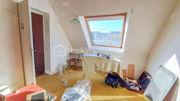 À Quimperlé, dans un secteur pavillonnaire calme et à deux pas de toutes les commodités, cette maison des années 70 n'attend plus que votre projet pour révéler tout son potentiel. Une belle opportunité pour qui souhaite créer un intérieur à son image.

Au rez-de-chaussée, l'entrée dessert un couloir menant à une salle d'eau, une cuisine indépendante et un salon/séjour lumineux qui ouvre sur une grande terrasse exposée Nord grâce à sa baie vitrée. Un WC indépendant et un accès direct au garage complètent ce niveau, le garage disposant lui-même d'une porte de service vers le jardin.
À l'étage, le couloir distribue 3 chambres, dont une avec penderie possible sous pente, ainsi qu'un grenier également sous pente, idéal pour le rangement.
A l'extérieur, on trouve une cave, accessible depuis le jardin sous la terrasse, qui offre un espace de stockage supplémentaire.

Les + de cette maison : calme, proximité des commodités, beau potentiel de rénovation, terrasse
Pour les travaux : accompagnement possible pour l'estimation et la coordination des travaux de rénovation

Vous avez le coup de cœur pour l'emplacement et l'envie de vous lancer dans un projet de rénovation ? Contactez dès maintenant Christophe Noger pour une visite !