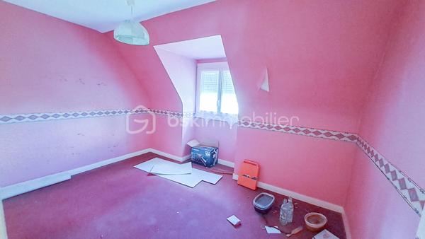 À Quimperlé, dans un secteur pavillonnaire calme et à deux pas de toutes les commodités, cette maison des années 70 n'attend plus que votre projet pour révéler tout son potentiel. Une belle opportunité pour qui souhaite créer un intérieur à son image.

Au rez-de-chaussée, l'entrée dessert un couloir menant à une salle d'eau, une cuisine indépendante et un salon/séjour lumineux qui ouvre sur une grande terrasse exposée Nord grâce à sa baie vitrée. Un WC indépendant et un accès direct au garage complètent ce niveau, le garage disposant lui-même d'une porte de service vers le jardin.
À l'étage, le couloir distribue 3 chambres, dont une avec penderie possible sous pente, ainsi qu'un grenier également sous pente, idéal pour le rangement.
A l'extérieur, on trouve une cave, accessible depuis le jardin sous la terrasse, qui offre un espace de stockage supplémentaire.

Les + de cette maison : calme, proximité des commodités, beau potentiel de rénovation, terrasse
Pour les travaux : accompagnement possible pour l'estimation et la coordination des travaux de rénovation

Vous avez le coup de cœur pour l'emplacement et l'envie de vous lancer dans un projet de rénovation ? Contactez dès maintenant Christophe Noger pour une visite !