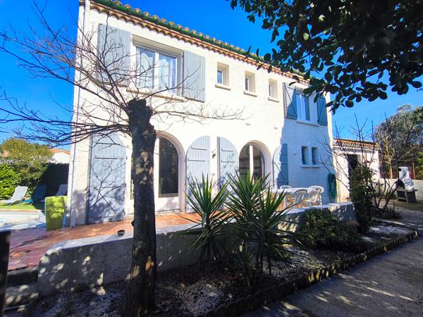 TRÈBES maison 4 faces 160 m² rénovée 5 chambres piscine chauffée garage 50 m² proche commerces