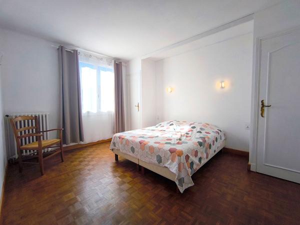 TRÈBES maison 4 faces 160 m² rénovée 5 chambres piscine chauffée garage 50 m² proche commerces