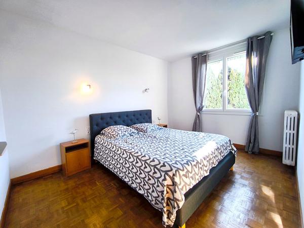 TRÈBES maison 4 faces 160 m² rénovée 5 chambres piscine chauffée garage 50 m² proche commerces