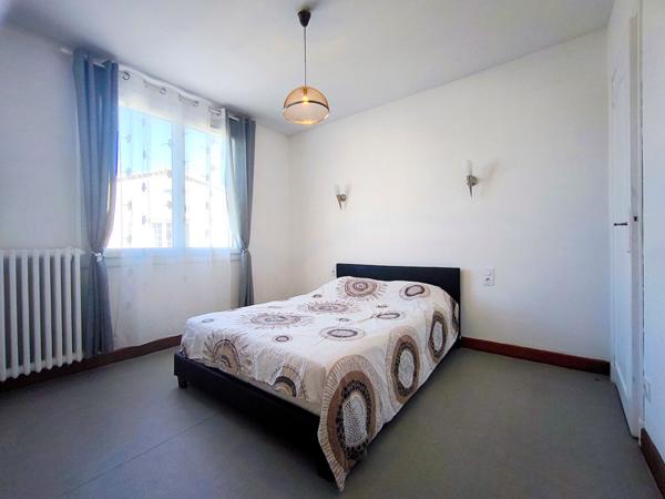 TRÈBES maison 4 faces 160 m² rénovée 5 chambres piscine chauffée garage 50 m² proche commerces