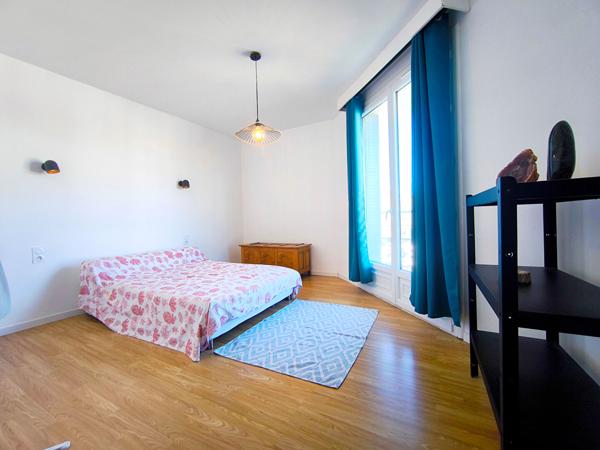 TRÈBES maison 4 faces 160 m² rénovée 5 chambres piscine chauffée garage 50 m² proche commerces