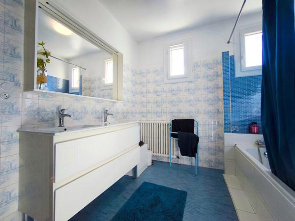 TRÈBES maison 4 faces 160 m² rénovée 5 chambres piscine chauffée garage 50 m² proche commerces