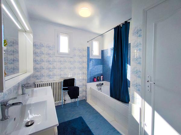 TRÈBES maison 4 faces 160 m² rénovée 5 chambres piscine chauffée garage 50 m² proche commerces