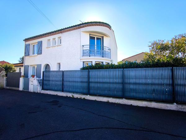 TRÈBES maison 4 faces 160 m² rénovée 5 chambres piscine chauffée garage 50 m² proche commerces