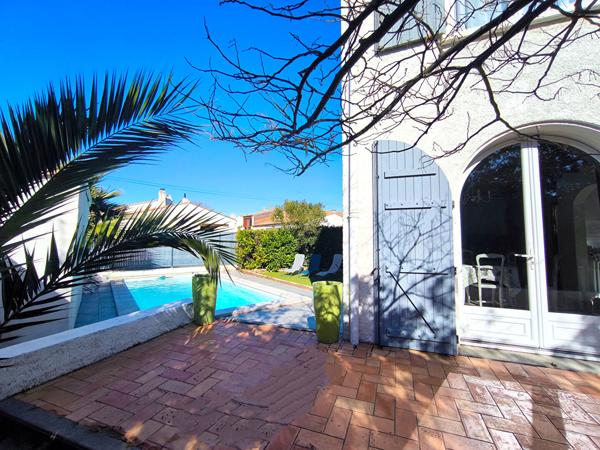 TRÈBES maison 4 faces 160 m² rénovée 5 chambres piscine chauffée garage 50 m² proche commerces