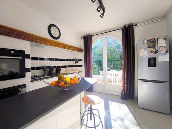 TRÈBES maison 4 faces 160 m² rénovée 5 chambres piscine chauffée garage 50 m² proche commerces