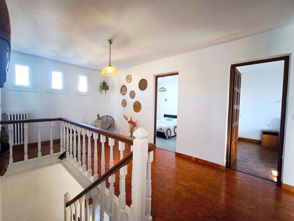 TRÈBES maison 4 faces 160 m² rénovée 5 chambres piscine chauffée garage 50 m² proche commerces