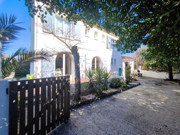 TRÈBES maison 4 faces 160 m² rénovée 5 chambres piscine chauffée garage 50 m² proche commerces