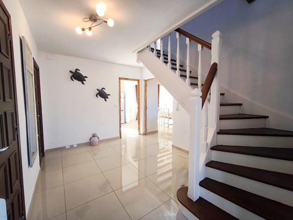 TRÈBES maison 4 faces 160 m² rénovée 5 chambres piscine chauffée garage 50 m² proche commerces