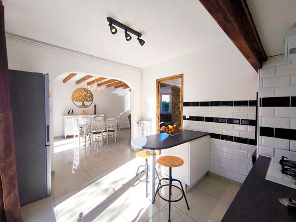 TRÈBES maison 4 faces 160 m² rénovée 5 chambres piscine chauffée garage 50 m² proche commerces