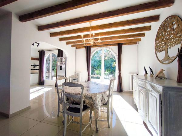 TRÈBES maison 4 faces 160 m² rénovée 5 chambres piscine chauffée garage 50 m² proche commerces