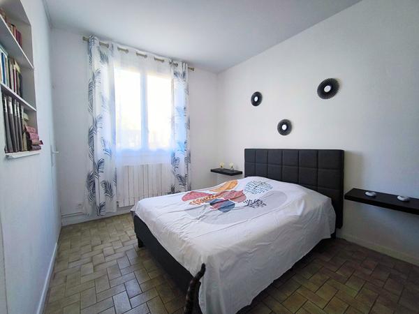 TRÈBES maison 4 faces 160 m² rénovée 5 chambres piscine chauffée garage 50 m² proche commerces