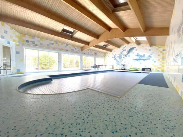 Propriété d’Exception de 240 m² – Piscine Couverte & 5 Suites Parentales