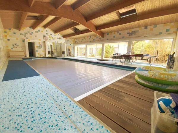 Propriété d’Exception de 240 m² – Piscine Couverte & 5 Suites Parentales