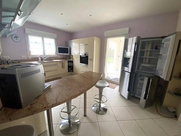 Propriété d’Exception de 240 m² – Piscine Couverte & 5 Suites Parentales