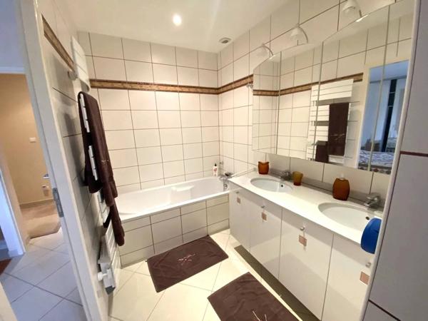 Propriété d’Exception de 240 m² – Piscine Couverte & 5 Suites Parentales