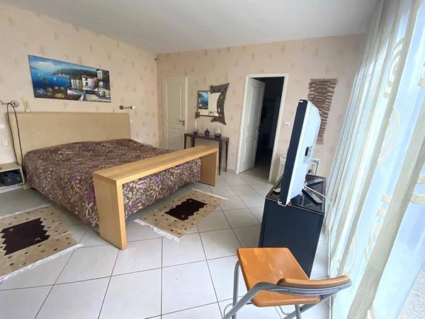 Propriété d’Exception de 240 m² – Piscine Couverte & 5 Suites Parentales