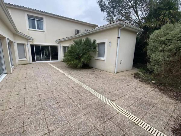 Propriété d’Exception de 240 m² – Piscine Couverte & 5 Suites Parentales