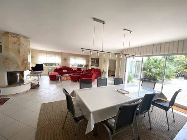 Propriété d’Exception de 240 m² – Piscine Couverte & 5 Suites Parentales