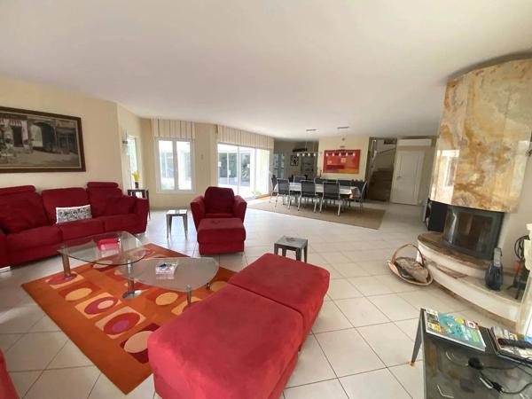 Propriété d’Exception de 240 m² – Piscine Couverte & 5 Suites Parentales