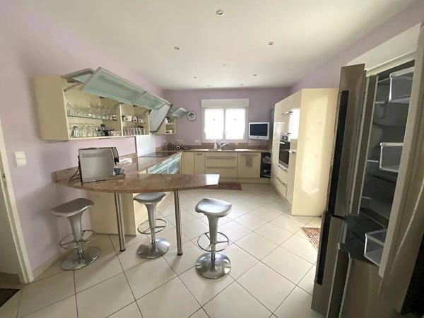 Propriété d’Exception de 240 m² – Piscine Couverte & 5 Suites Parentales