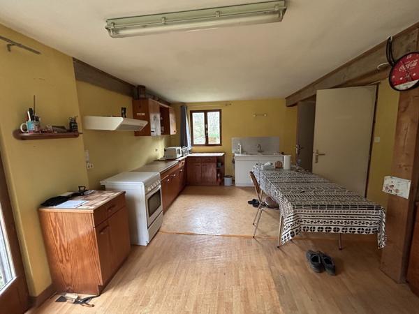 Bâtiment comprenant un logement 3 pièces de 81 m2 + 2 locaux de 365 m2