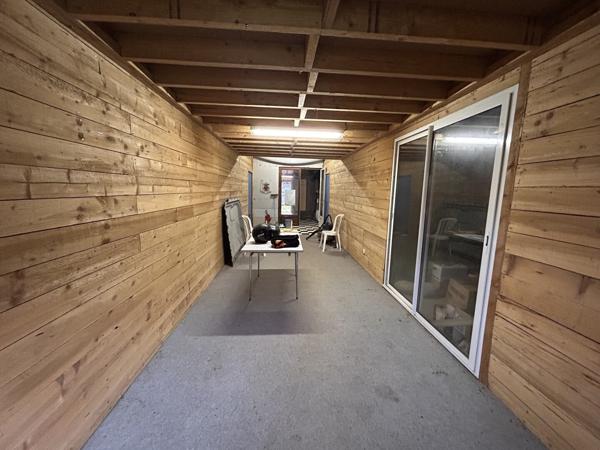 Bâtiment comprenant un logement 3 pièces de 81 m2 + 2 locaux de 365 m2