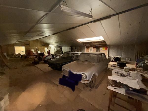 Bâtiment comprenant un logement 3 pièces de 81 m2 + 2 locaux de 365 m2