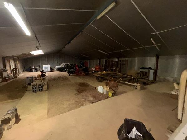 Bâtiment comprenant un logement 3 pièces de 81 m2 + 2 locaux de 365 m2