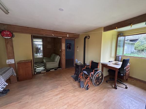 Bâtiment comprenant un logement 3 pièces de 81 m2 + 2 locaux de 365 m2