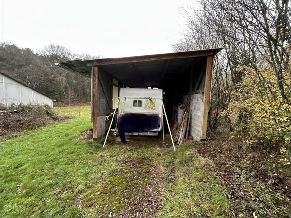 Bâtiment comprenant un logement 3 pièces de 81 m2 + 2 locaux de 365 m2