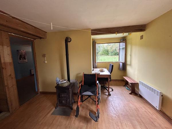 Bâtiment comprenant un logement 3 pièces de 81 m2 + 2 locaux de 365 m2