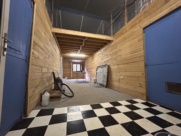 Bâtiment comprenant un logement 3 pièces de 81 m2 + 2 locaux de 365 m2