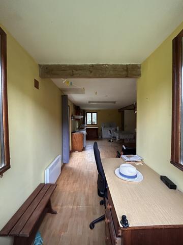 Bâtiment comprenant un logement 3 pièces de 81 m2 + 2 locaux de 365 m2