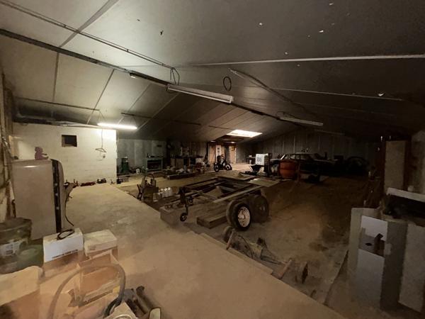 Bâtiment comprenant un logement 3 pièces de 81 m2 + 2 locaux de 365 m2