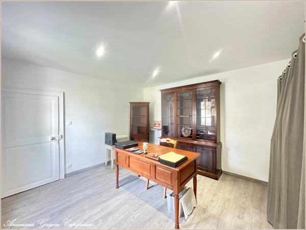 Propriété: maison de 120 m², 3 chambres, 150 m² de dépendances, terrain clos 2810 m² à 8 min de Chartres