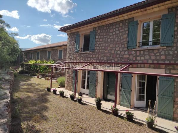 PROPRIÉTÉ D'EXCEPTION AVEC GÎTE - HAUTES PERFORMANCES ÉNERGÉTIQUES (DPE A) 

​Découvrez cette demeure de prestige construite en 2006, alliant parfaitement l'authenticité du charme traditionnel et une construction durable de haute qualité (béton cellulaire et parement en pierre de taille). Érigée sur un superbe parc paysager tourné vers les montagnes, la maison principale offre plus de 205 m² habitables. L'ensemble du domaine, complété par ses dépendances, se distingue par des performances énergétiques rares et exceptionnelles (DPE A/A).
​🌿 Économies & Écologie (Classe A/A)
​Consommation d'énergie primaire extrêmement faible : 36 kWh/m²/an.
​Émissions de gaz à effet de serre quasi nulles : 1 kgCO₂/m²/an.
​Coûts annuels d'énergie estimés : entre 760 € et 1 070 € seulement.
Des performances de classe mondiale garantissant une sérénité totale et une empreinte carbone maîtrisée.
​🌡️ Confort Haut de Gamme
​Chauffage au sol alimenté par une pompe à chaleur air/eau performante (installée en 2017).
​Système de ventilation innovant via un puits climatique naturel, assurant un excellent confort d'été.
​Isolation thermique optimale : 30 cm en toiture, 30 cm pour les murs, et menuiseries bois à double vitrage isolant.
Un véritable cocon douillet, sain et tempéré en toute saison.
​🏞️ Cadre de Vie d'Exception
​Grande terrasse ombragée sous une magnifique treille de vigne.
​Espaces de détente extérieurs cosy pour profiter du calme absolu.
​Bassin de baignade ornemental s'intégrant parfaitement à la nature, avec une vue imprenable sur le panorama montagneux.
​🏡 Prestations Additionnelles & Potentiel
​Bâtiment annexe (Gîte) : La propriété comprend un deuxième bâtiment indépendant, portant le potentiel global du domaine à environ 400 m² exploitables. Une opportunité parfaite pour générer des revenus locatifs ou pour une activité d'accueil.
​Annexes : Nombreux espaces de stationnement et garages identifiés sur le domaine.
​Un véritable coin de paradis pour se ressourcer, idéal pour un projet de vie familial alliant confort absolu et activité professionnelle.