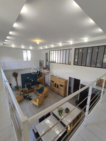 PROPRIÉTÉ D'EXCEPTION AVEC GÎTE - HAUTES PERFORMANCES ÉNERGÉTIQUES (DPE A) 

​Découvrez cette demeure de prestige construite en 2006, alliant parfaitement l'authenticité du charme traditionnel et une construction durable de haute qualité (béton cellulaire et parement en pierre de taille). Érigée sur un superbe parc paysager tourné vers les montagnes, la maison principale offre plus de 205 m² habitables. L'ensemble du domaine, complété par ses dépendances, se distingue par des performances énergétiques rares et exceptionnelles (DPE A/A).
​🌿 Économies & Écologie (Classe A/A)
​Consommation d'énergie primaire extrêmement faible : 36 kWh/m²/an.
​Émissions de gaz à effet de serre quasi nulles : 1 kgCO₂/m²/an.
​Coûts annuels d'énergie estimés : entre 760 € et 1 070 € seulement.
Des performances de classe mondiale garantissant une sérénité totale et une empreinte carbone maîtrisée.
​🌡️ Confort Haut de Gamme
​Chauffage au sol alimenté par une pompe à chaleur air/eau performante (installée en 2017).
​Système de ventilation innovant via un puits climatique naturel, assurant un excellent confort d'été.
​Isolation thermique optimale : 30 cm en toiture, 30 cm pour les murs, et menuiseries bois à double vitrage isolant.
Un véritable cocon douillet, sain et tempéré en toute saison.
​🏞️ Cadre de Vie d'Exception
​Grande terrasse ombragée sous une magnifique treille de vigne.
​Espaces de détente extérieurs cosy pour profiter du calme absolu.
​Bassin de baignade ornemental s'intégrant parfaitement à la nature, avec une vue imprenable sur le panorama montagneux.
​🏡 Prestations Additionnelles & Potentiel
​Bâtiment annexe (Gîte) : La propriété comprend un deuxième bâtiment indépendant, portant le potentiel global du domaine à environ 400 m² exploitables. Une opportunité parfaite pour générer des revenus locatifs ou pour une activité d'accueil.
​Annexes : Nombreux espaces de stationnement et garages identifiés sur le domaine.
​Un véritable coin de paradis pour se ressourcer, idéal pour un projet de vie familial alliant confort absolu et activité professionnelle.