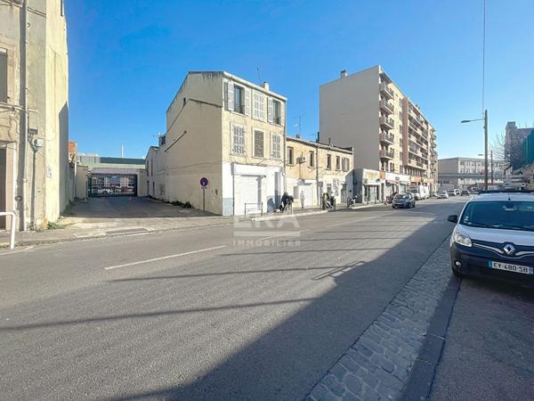 A VENDRE MARSEILLE 13014 LE CANET LOCAUX COMMERCIAUX APPARTEMENTS T2 T3 ZONE FRANCHE