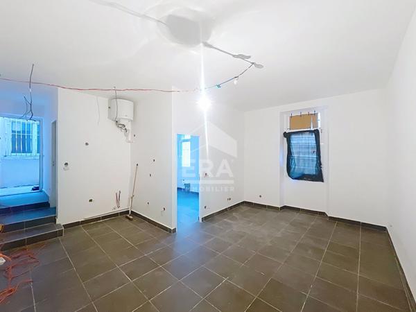 A VENDRE MARSEILLE 13014 LE CANET LOCAUX COMMERCIAUX APPARTEMENTS T2 T3 ZONE FRANCHE