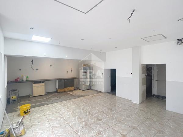 A VENDRE MARSEILLE 13014 LE CANET LOCAUX COMMERCIAUX APPARTEMENTS T2 T3 ZONE FRANCHE