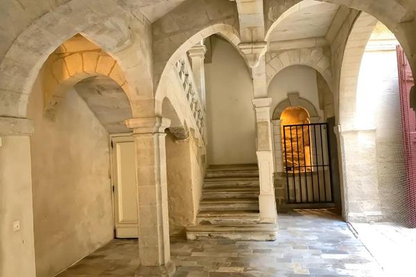 Appartement Uzès 3 pièce(s) 634m2, hôtel Dampmartin 1 er étage