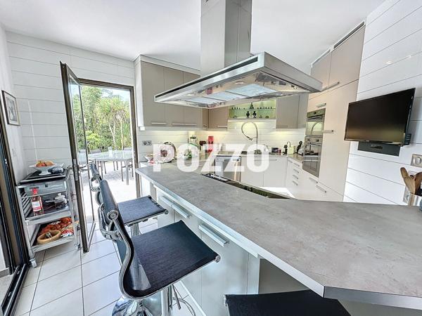 A Vendre - AVRANCHES - Maison 7 pièce(s) 300 m² - Parc paysager - Piscine - Garage AVRANCHES